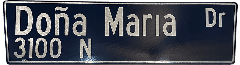 Doña Maria Dr. street sign, 3100 N, with the Spanish tilde restored.
